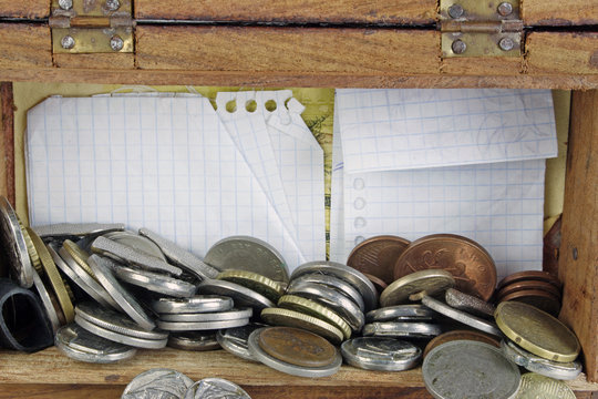 Monedas y fichas de jugar al m&uacute;s