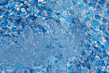 Spudelndes Poolwasser