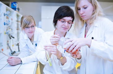 three female researchers/chemistry students