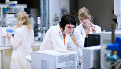 two female researchers/chemistry students in a lab