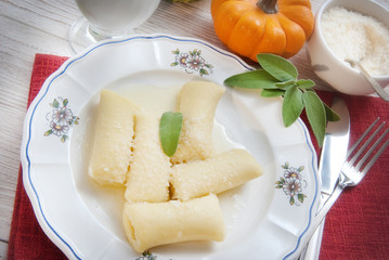 Gnocchi ripieni alla zucca con burro e salvia