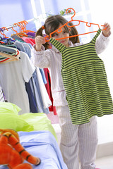 L'Enfant examine ses vêtements