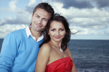 Obraz premium Couple posing by the sea