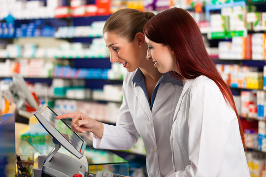 Apothekerin mit Apothekengehilfin in Apotheke