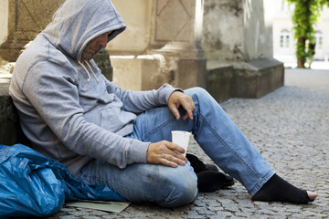 Arbeitsloser Bettler ist Obdachlos - obrazy, fototapety, plakaty