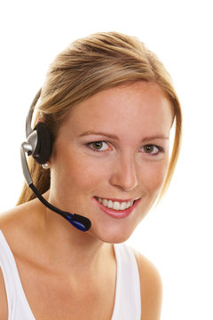 Frau mit Headset im Kundenservice