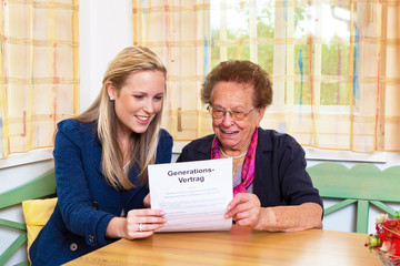 Enkel und Großmutter. Generationsvertrag