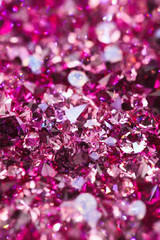 Obraz premium Wiele małych rubinowych diamentów kamienie, luksusowa tło płytka głębia