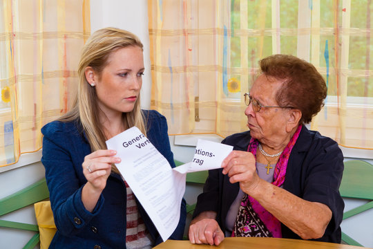 Enkel und Gro&szlig;mutter. Generationsvertrag
