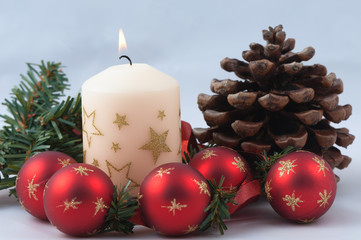 Weihnachtskugeln und Kerze