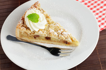 Apfel Streuselkuchen mit Sahne
