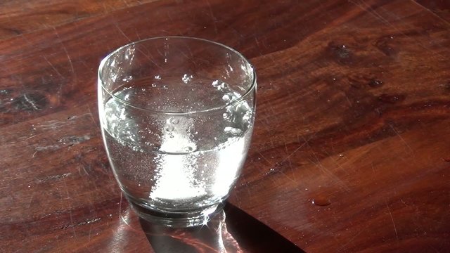 video brause tablette in wasser aufl&ouml;sen I