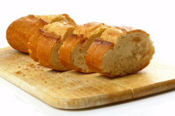 geschnittenes Weißbrot auf Holzbrett / sliced ​​white bread
