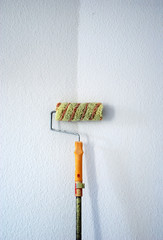 grau weisse Wand und Malerrolle