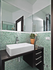 bagno moderno con mosaico verde