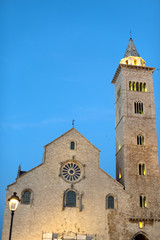 Fototapeta na wymiar Trani (Puglia, Włochy) - Średniowieczne katedry w nocy