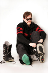 Boarder zieht sich Schuh an