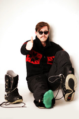snowboarder zieht sich stiefel an