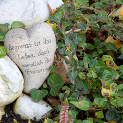 Grabschmuck mit Herz im Herbst