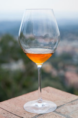 Vin liquoreux dans un verre à dégustation