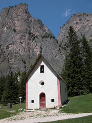 Fototapeta na wymiar Silvesterkapelle w Wolkenstein