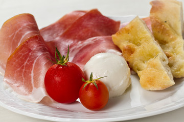 Ham tomatoes mozzarella and focaccia pizza