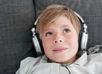 Junge mit Kopfhörern