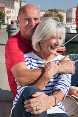 couple senior rayonnant