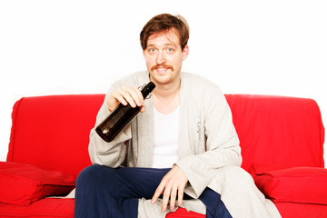 Mann mit Bierflasche auf Couch