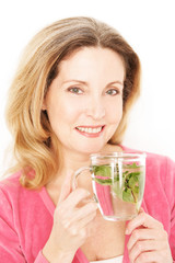 Frau mit frischem Minztee