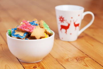 Farbenfrohe Butterplätzchen in eienr Schale