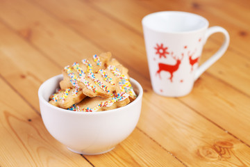 Butterplätzchen in einer Schale mit weihnachticher Kaffeetasse