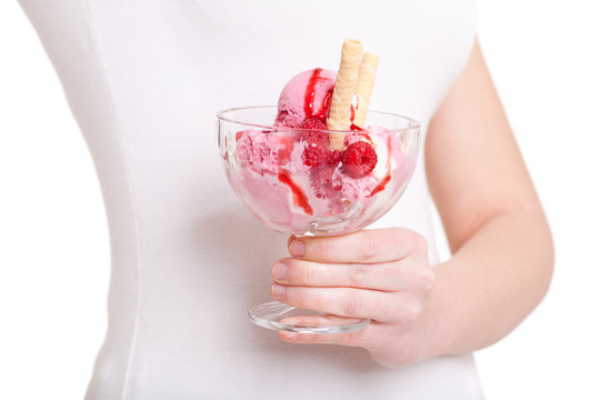 Roter Eisbecher vor Oberk&ouml;rper von Frau