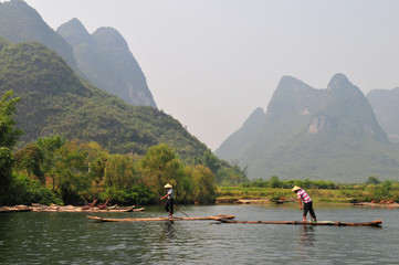 Fototapeta na wymiar Bambusowe tratwy na rzece Li
