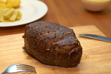 Roastbeef on wooden plank