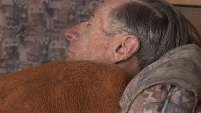 Alter Mann beim Mittagsschlaf