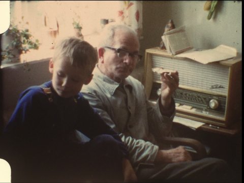 Opa mit Enkel vor Radio (8mm-Film)