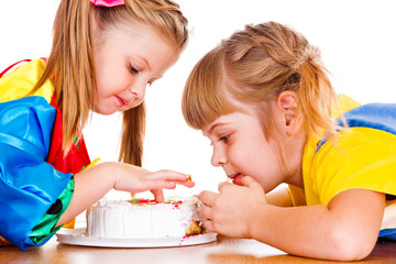 Obraz na płótnie Canvas Little girls eating cake