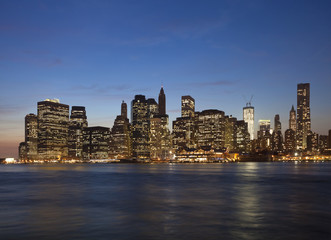 Fototapeta na wymiar Nowy Jork wieczorem z wieży Wolności