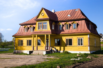 Fototapeta na wymiar drewniany dom