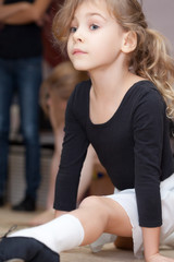 little girl carries out exercise - longitudinal splits