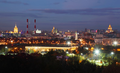 Fototapeta na wymiar Widok z Hills Vorobyovy, stalinowski wieżowiec w Moskwie