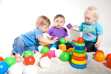 Fototapeta na wymiar Dzieci bawią się zabawkami