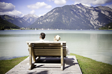 Naklejka na ściany i meble Brautpaar sitzt am Achensee und schaut in die Zukunft