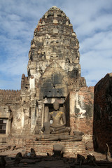 Fototapeta premium Old prang in Phra Prang Sam Yot, Lop Buri, Thailand