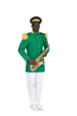saxophoniste de fanfare détouré sur fond blanc