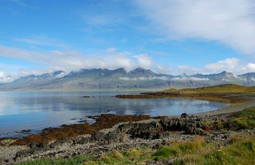 Baie en Iceland (Islande) à côté de village de pêche Djupivogur