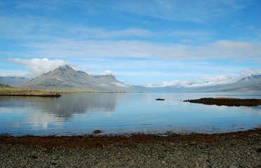 Lac en Iceland (Islande) par loin de village de pêche Djupivogur