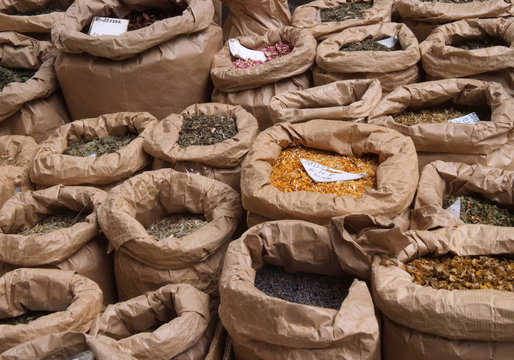 Sacs d'&eacute;pices sur un march&eacute;