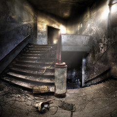 escaliers dans un complexe abandonné